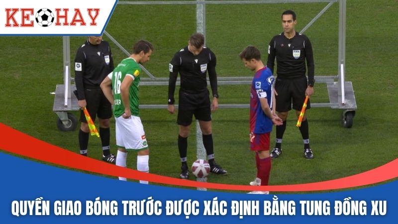 Quyền giao bóng trước được xác định bằng cách tung đồng xu